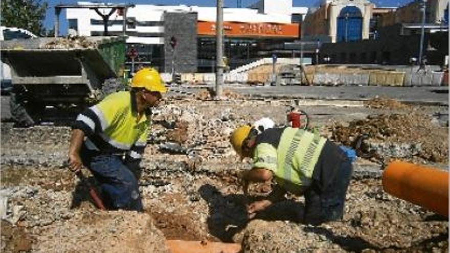 En primer terme, la canonada rebentada, mentre era reparada pels operaris, i al fons, l&#039;hospital