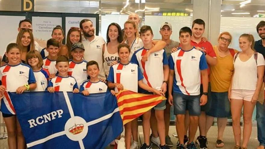 Imagen de la deportista junto a sus familiares, amigos, compañeros del club y autoridades, ayer en Son Sant Joan.