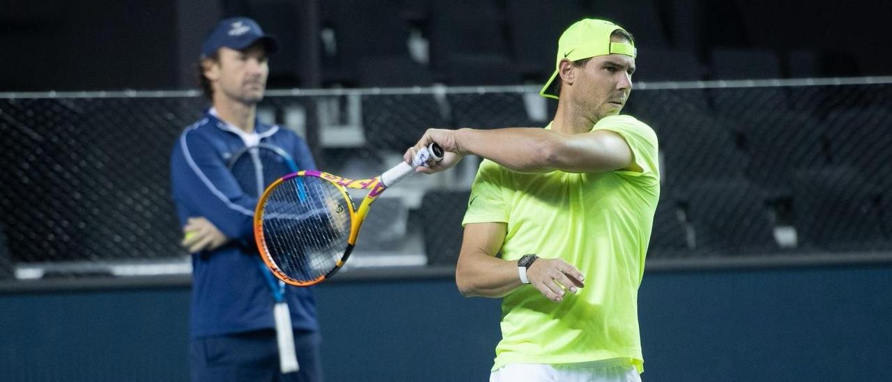 Rafa Nadal y Carlos Moyá, en el entrenamiento de ayer en París