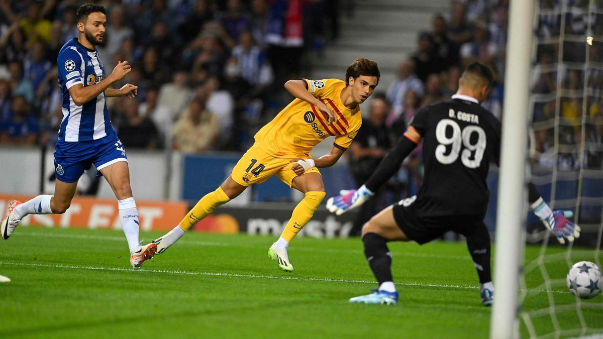 João Félix dispara al exterior de la portería del Oporto.