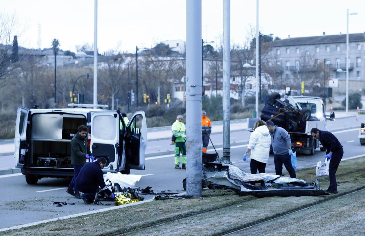 Muere un conductor en Zaragoza tras chocar con un poste de la catenaria ...