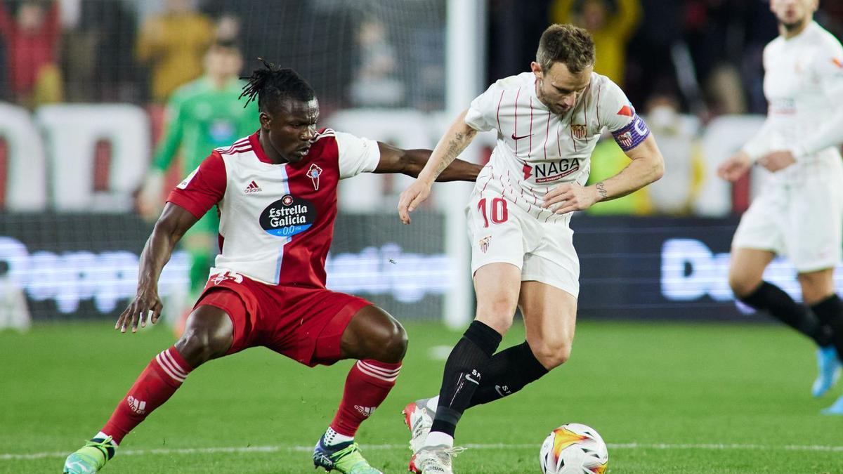 Joseph Aidoo marca al sevillista Ivan Rakitic durante el partido de Liga disputado el pasado sábado en el Sánchez Pizjuán. // EUROPA PRESS