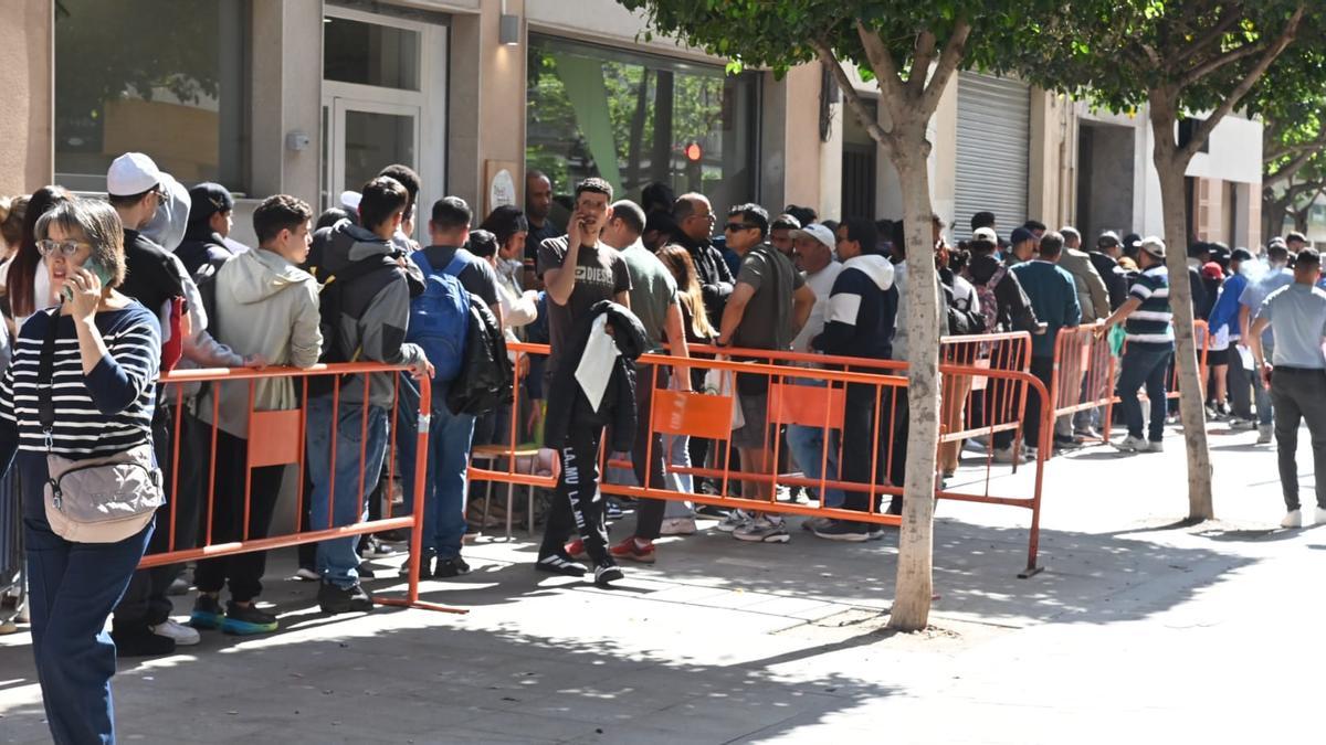 Colas en la oficina Pangea de la ronda en Castelló