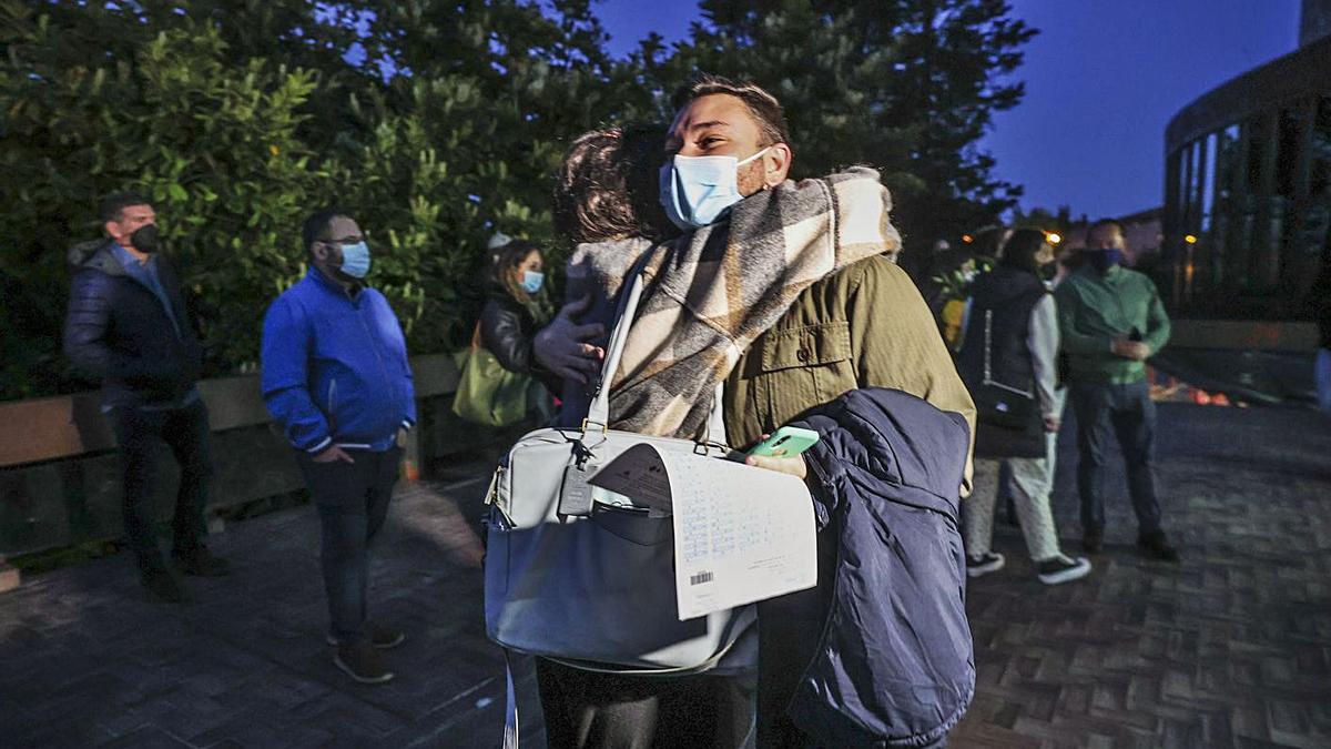 Dos estudiantes se abrazan al terminar la prueba. | Irma Collín