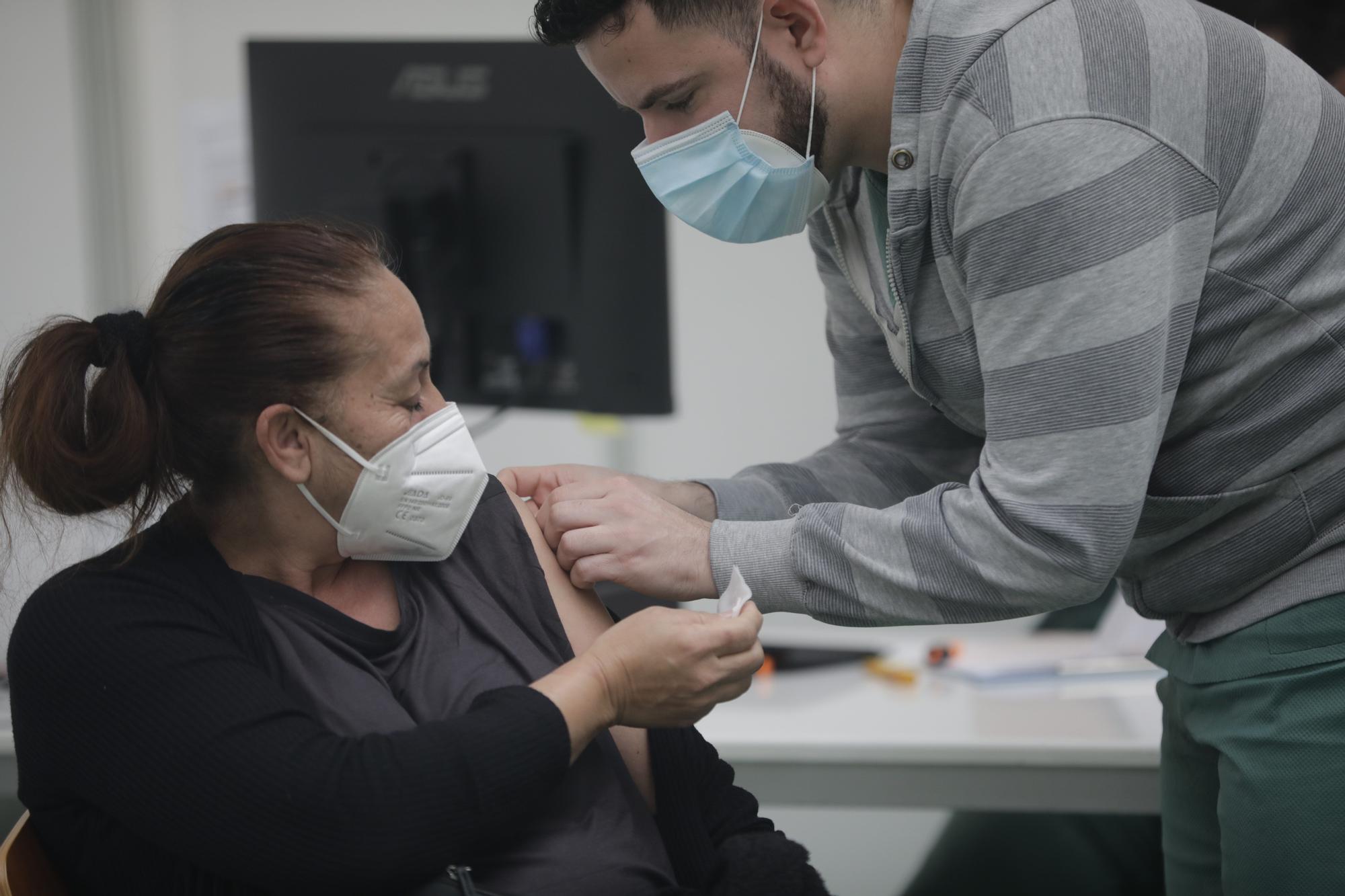 El Govern espera llegar a 4.600 dosis diarias tras reanudar la vacunación con AstraZeneca