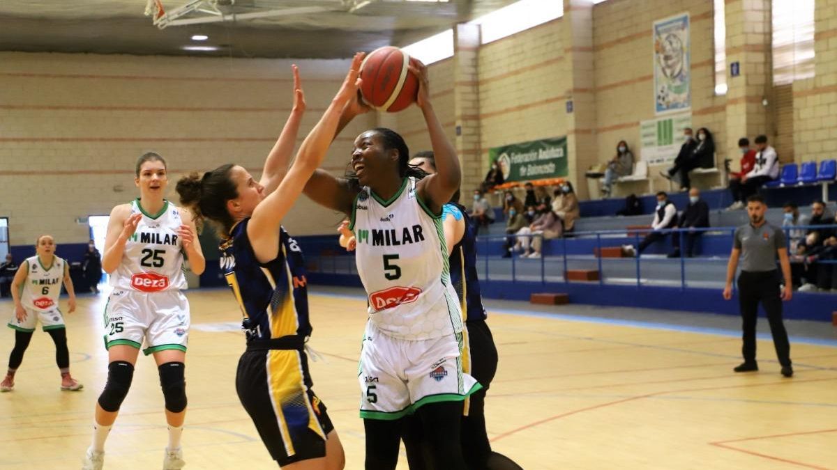 Aya Traoré intenta superar a Ester Sintes.