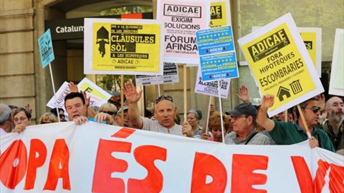 Concentración de afectados por las cláusulas suelo ante la sede de la Delegación de la Comisión Europea en Barcelona, en el 2013.