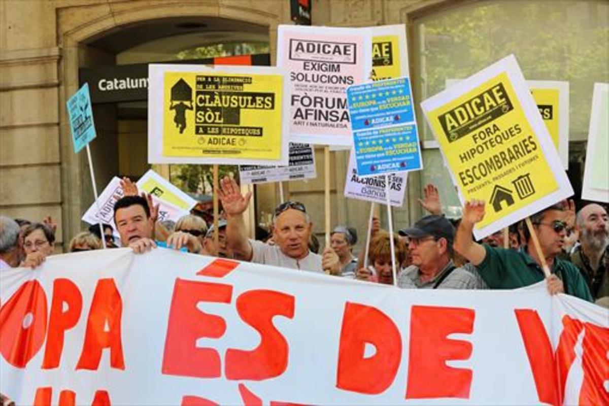Concentración de afectados por las cláusulas suelo ante la sede de la Delegación de la Comisión Europea en Barcelona, en el 2013.