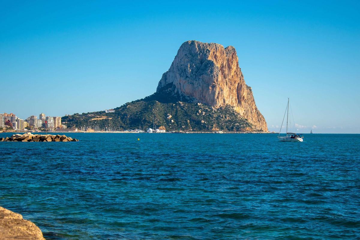 Calpe cautiva con su emblemático Peñón de Ifach, un símbolo de belleza natural en la Costa Blanca.