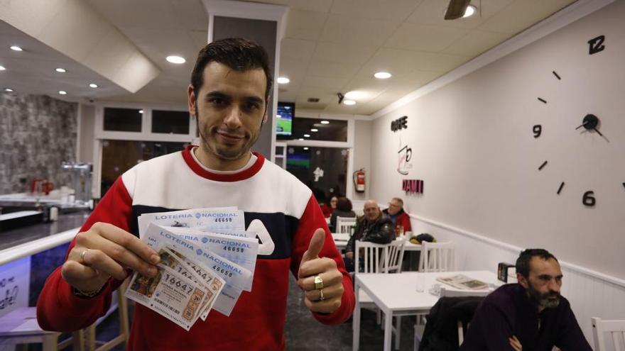 Rubén Alonso posa con sus número premiados.