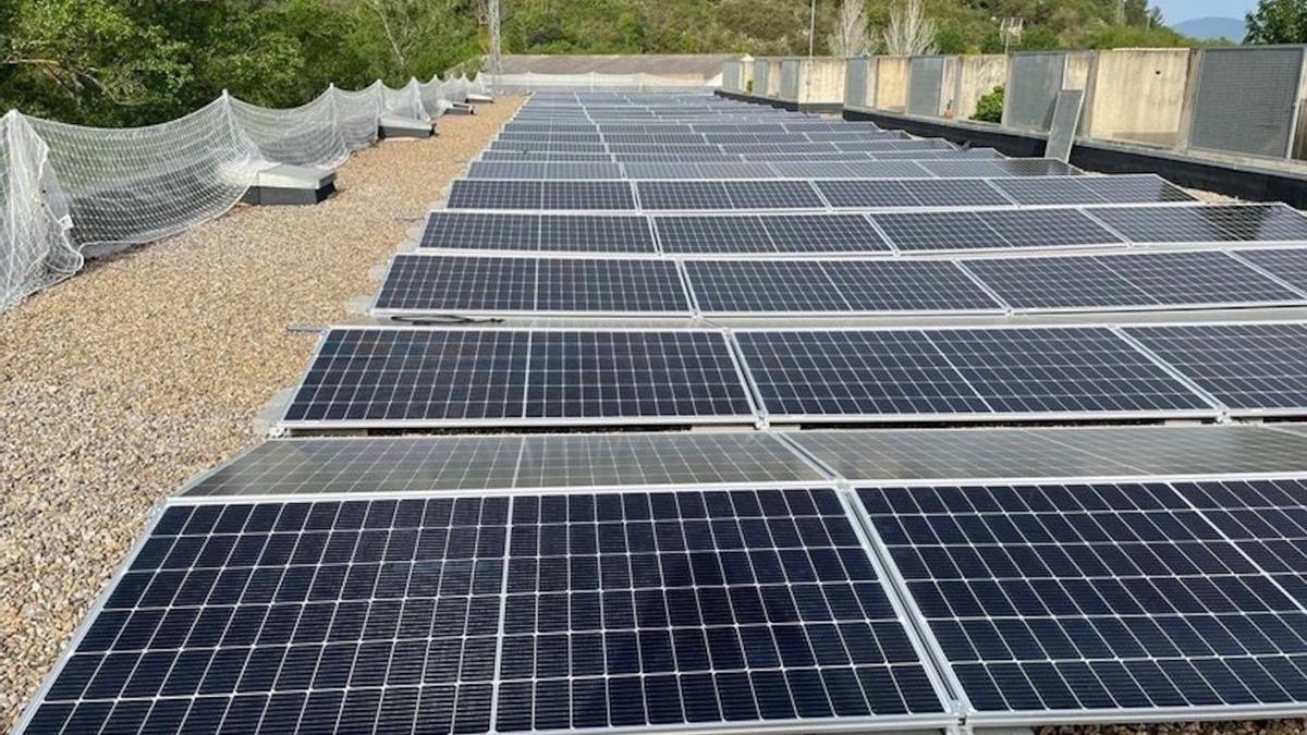 Plaques solars al tanatori per contribuir a l&#039;eficiència energètica.