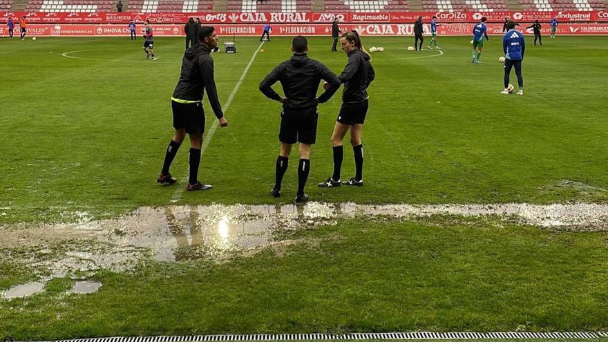 Los árbitros, observando el estado del terreno de juego antes de comenzar el partido. | JOSÉ LUIS FERNÁNDEZ