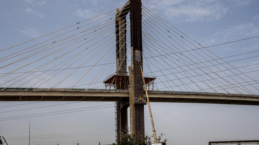 Vistas del puente del Centenario donde se está realizando obras de sustitución de tirantes y de ampliación de la plataforma.