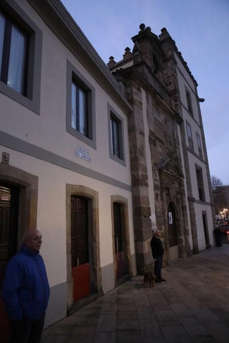 Las olas chocan contra el muro de San Lorenzo