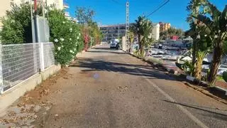 Un reventón en la red de agua obliga a cerrar una calle en el Arenal de Xàbia