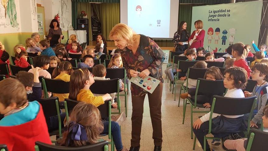 Violante Tomás, en un colegio de Murcia