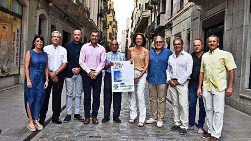 El president de Girona Centre, Josep Maria Noguer, i l&#039;alcaldessa, Marta Madrenas (al centre), amb els col·laboradors de la prova.