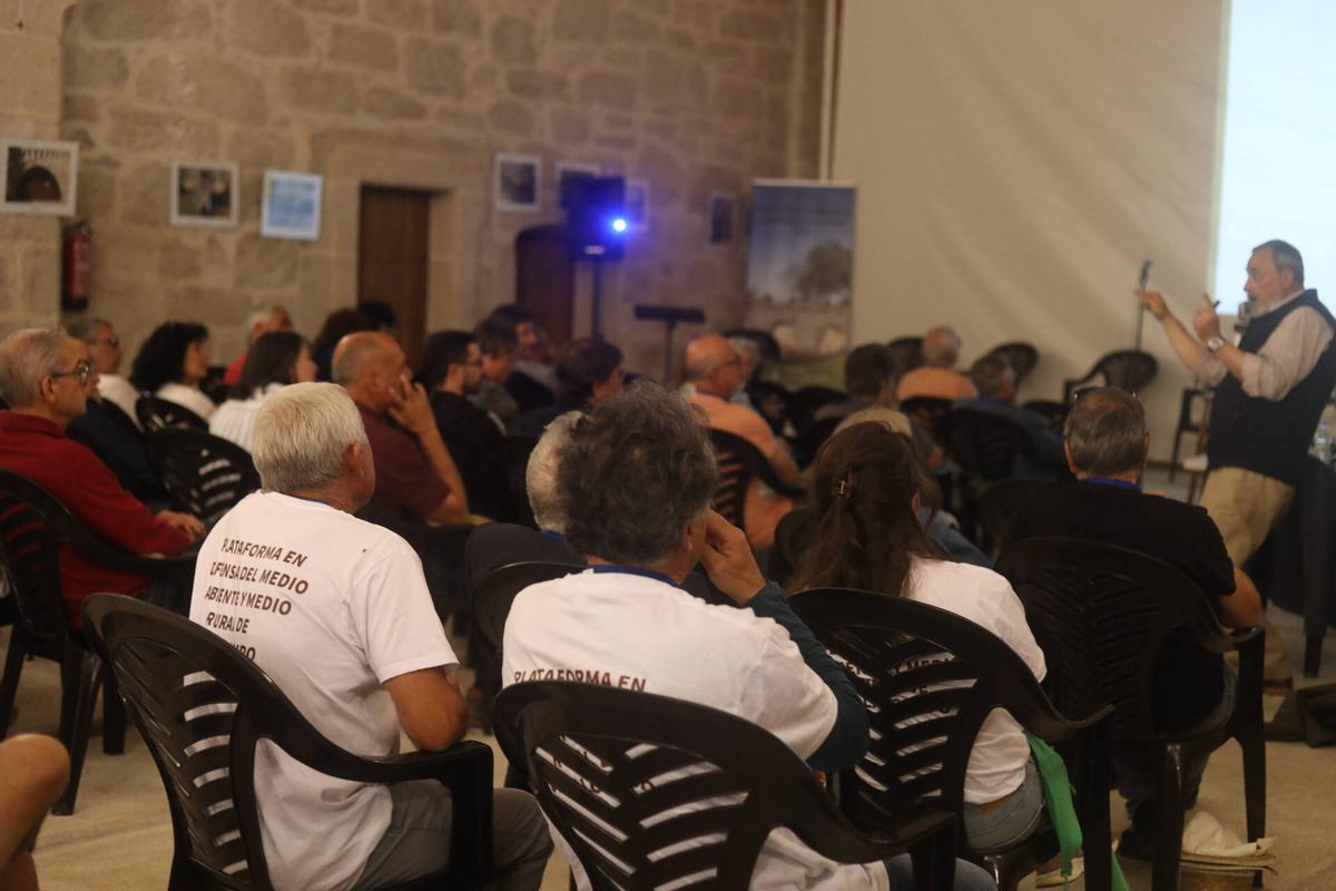 Público asistente al II Encuentro de profesionales y defensores de la piedra seca en Salce de Sayago.