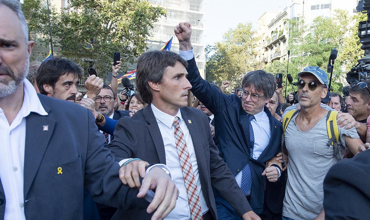 Carles Puigdemont aparece por la calle Trafalgar para acudir al acto de bienvenida preparado para recibir al ex president en su regreso a Catalunya