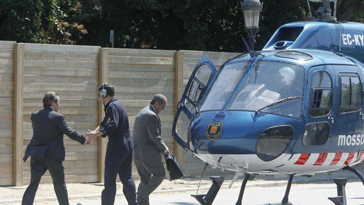 El 'conseller' Felip Puig abandona el Parlament de Catalunya en helicóptero tras los incidentes con los indignados, el 15 de junio del 2011. EFE / ANDREU DALMAU