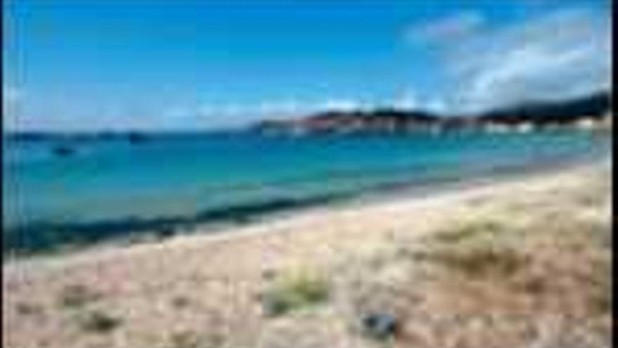 Una vista de la playa y la marisma de Vilariño, entre Aldán e Hío, en Cangas. / marcos canosa