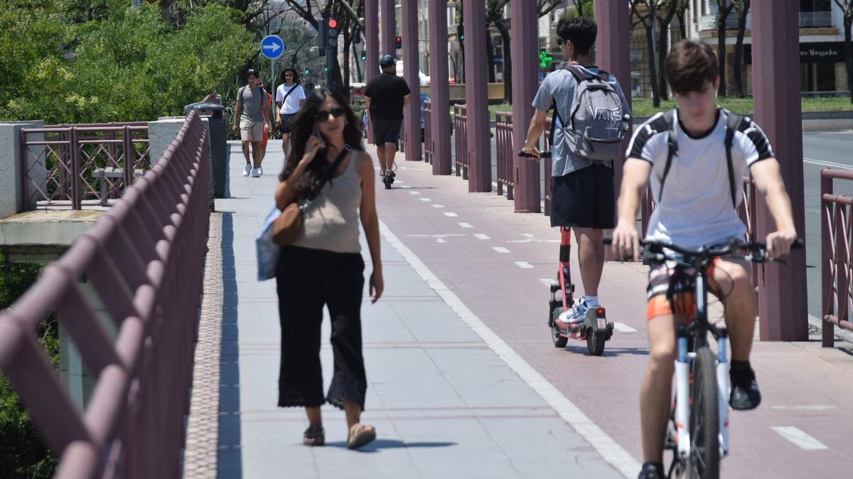 Peatones, bicicletas y patinetes eléctricos conviven en la ciudad