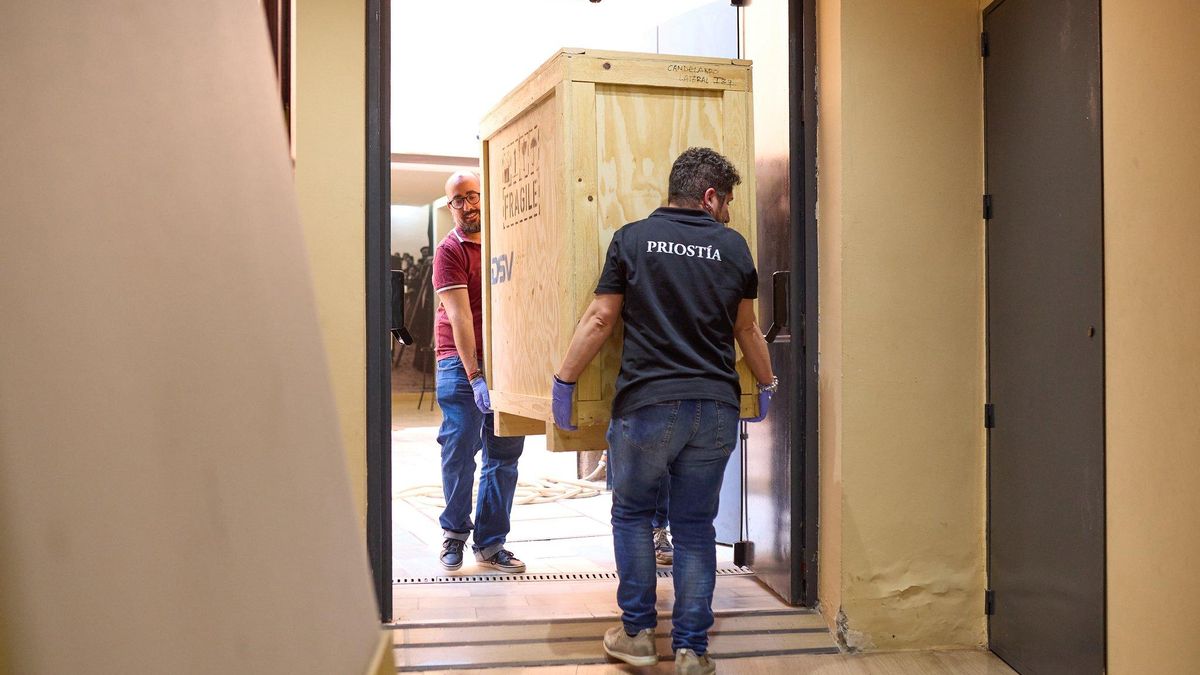 El equipo de Priostía traslada los enseres.