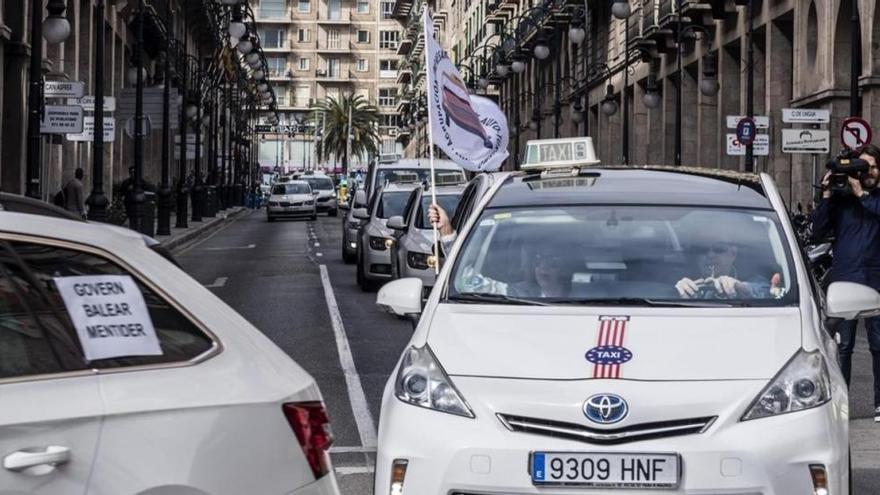 Una protesta de taxistas colapsa el centro de Palma