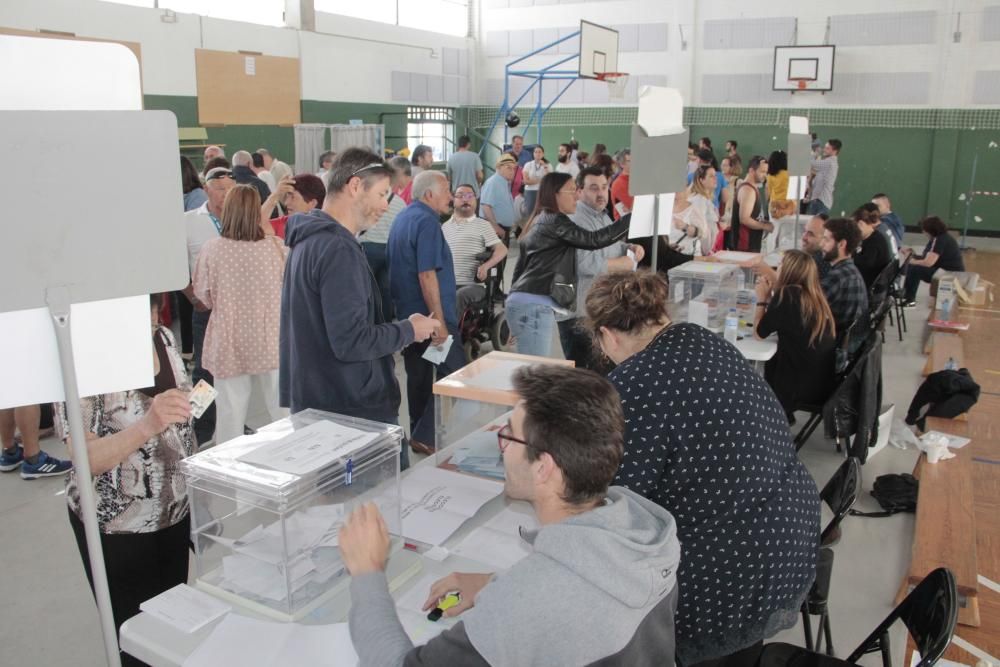 Los electores depositan sus papeletas en los colegios electorales de la comarca para elegir a sus representantes municipales y europeos.