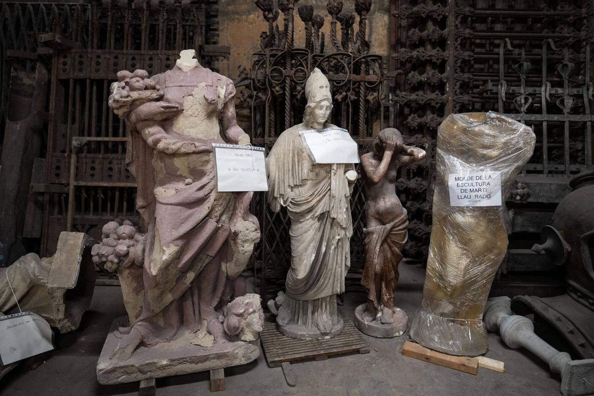 Imágenes de Almacén de Arte Público de Canyelles , durante la primera visita del mini festival OpenBarri.