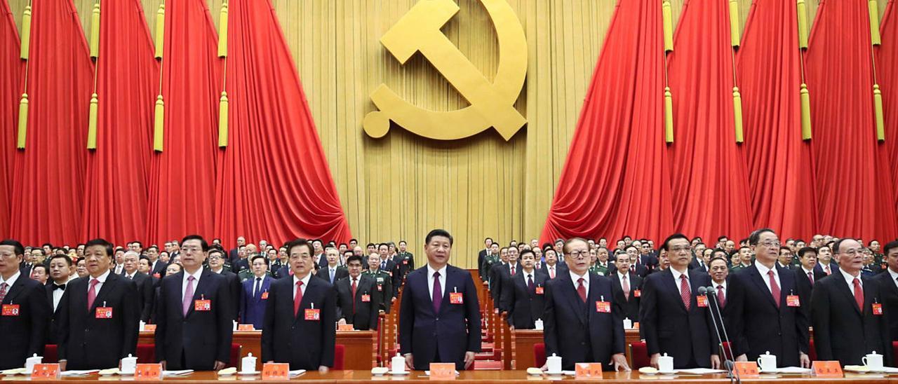 Xi Jinping e outros dirixentes do PCch durante un acto político.