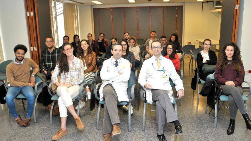 Los futuros residentes del Negrín, junto al director médico (dcha.) y el jefe de Estudios.