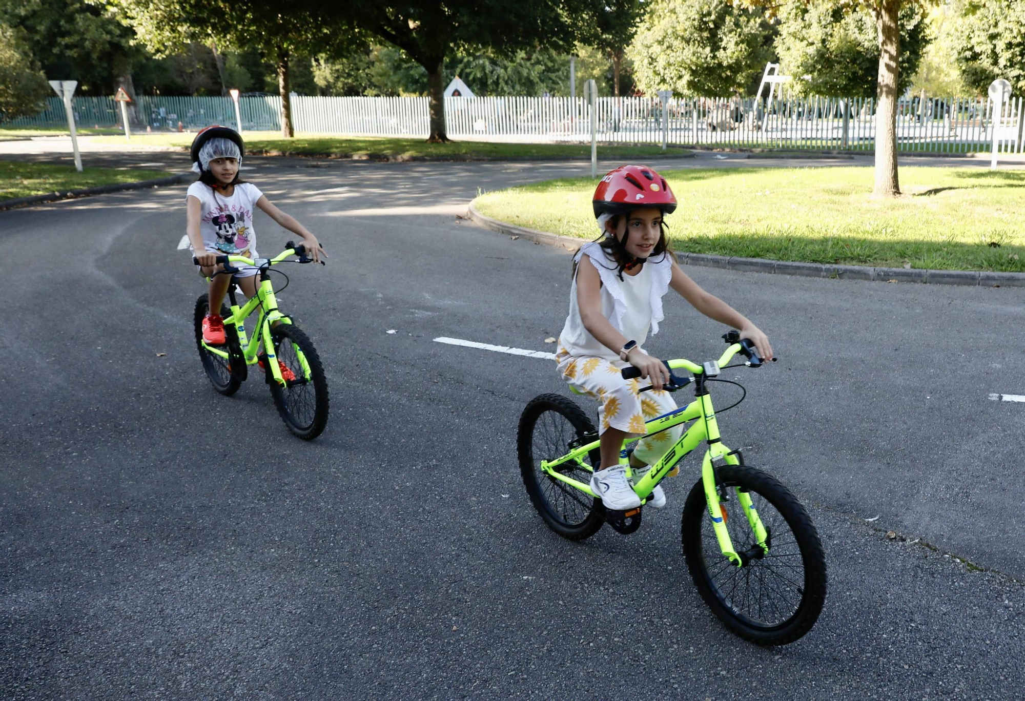 En imágenes: Los más pequeños aprenden educación vial en el Parque Infantil de Tráfico de Gijón