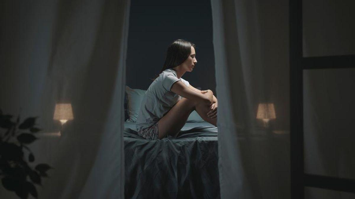 Una joven pasa la noche en vela por el exceso de calor.