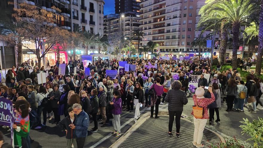 Alicante grita &quot;ni una menos&quot; en un emotivo 8M contra el borrado de las mujeres