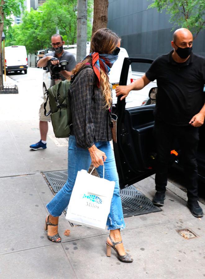 Las sandalias de tacón de Sarah Jessica Parker para combinar con vaqueros en verano