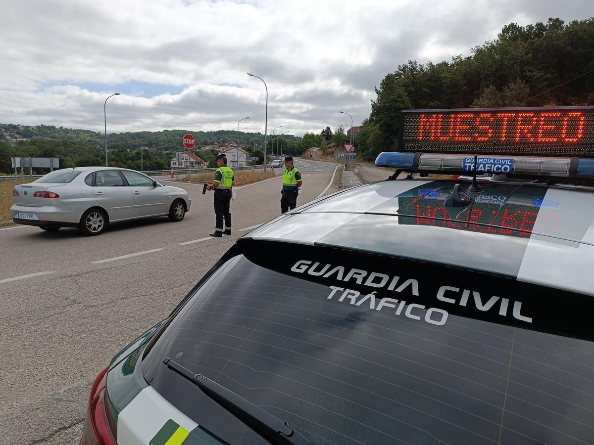 AGENTES DE LA GUARDIA CIVIL DURANTE EL CONTROL. TRAFICO