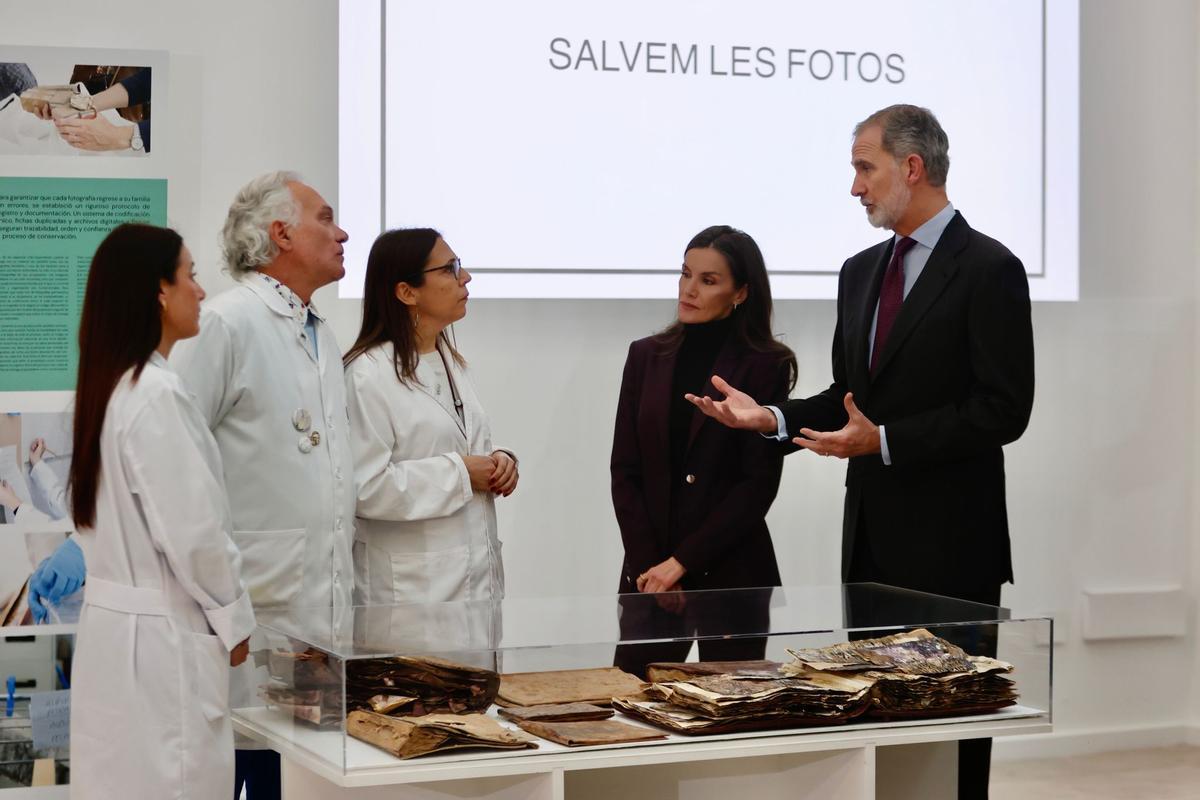 Los Reyes visitan el proyecto "Salvem les Fotos" de la UPV
