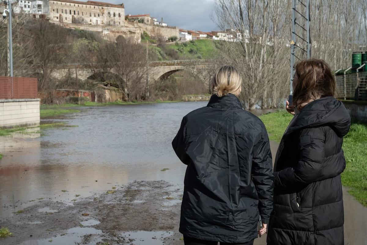 Fotogalería | María Guardiola visita las zonas afectadas por las inundaciones en Coria