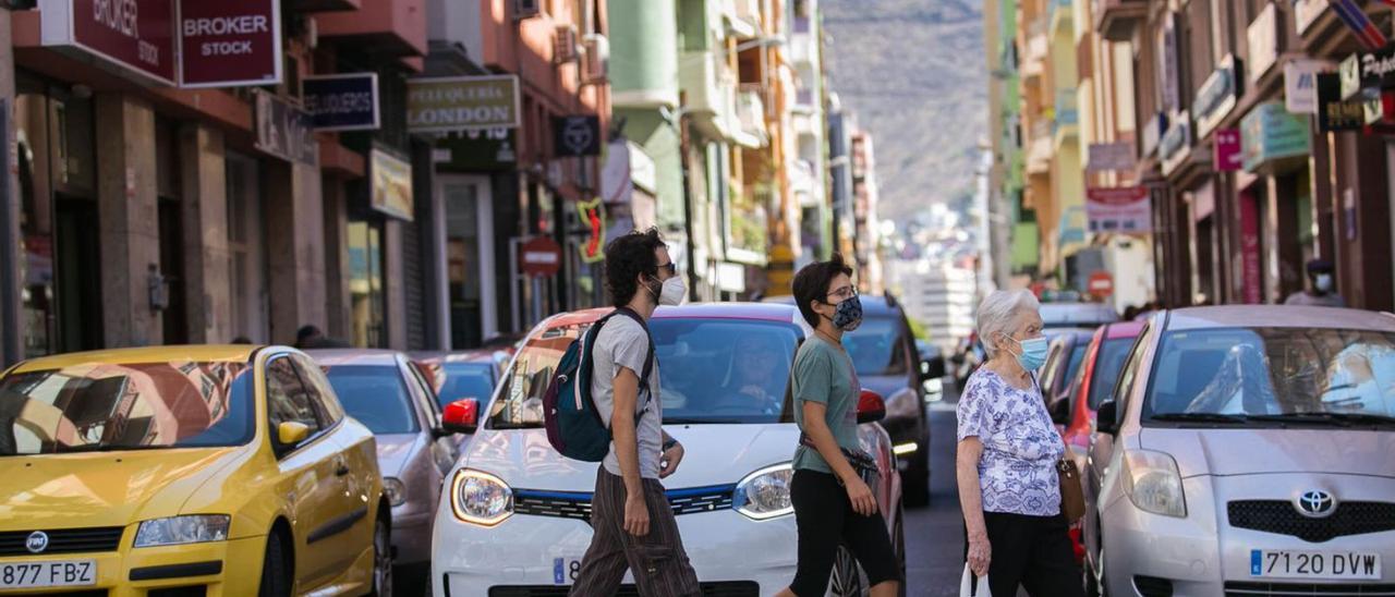 Aceras anchas y una calzada al mismo nivel para favorecer el paso peatonal cambiarán la calle de La Rosa.