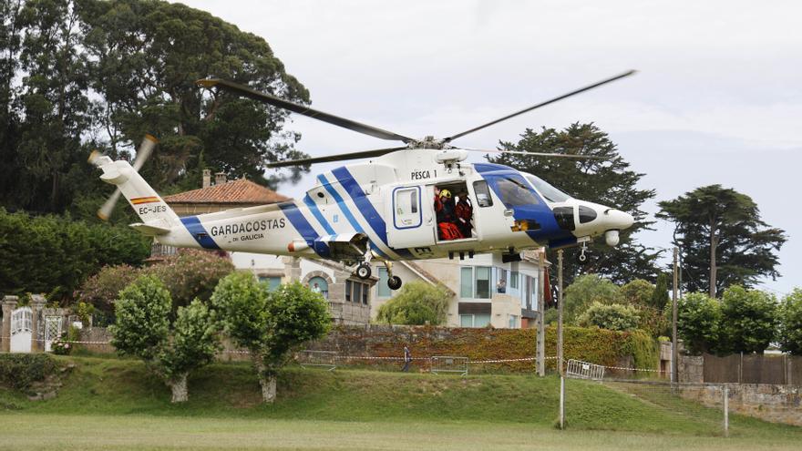 Evacuado en helicóptero un marinero herido en una pierna que faenaba entre Cíes y Ons