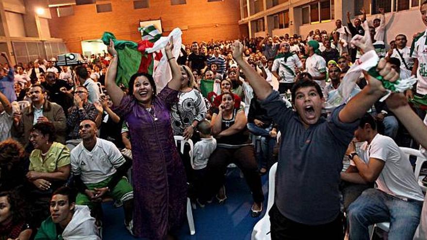 Ciudadanos argelinos celebran en el colegio Nazaret de Alicante la clasificación en el Mundial de Sudáfrica