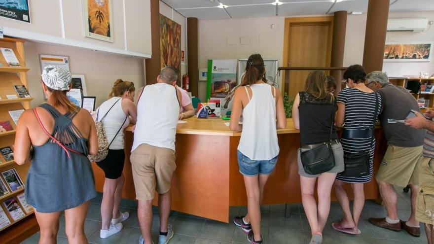 Turistas en la Oficina de Turismo de Elche.