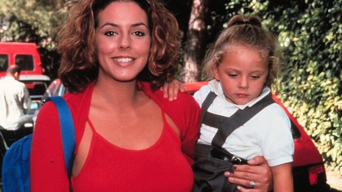 Rocío Carrasco y Rocío Flores, madre e hija, en una imagen de archivo de cuando la segunda era una niña.