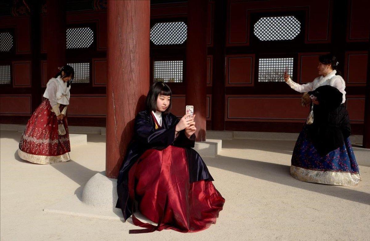 Adolescentes surcoreanas con el traje tradicional Hanbok en el palacio Gyeongbokgung de Seúl, Corea del Sur.