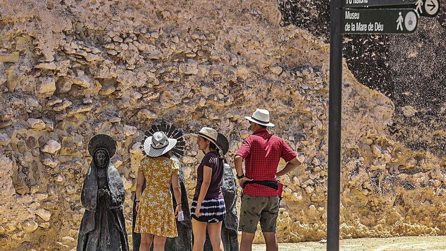 Grupo de turistas en Elche, ciudad que se libra del toque de queda, y con maletas por el Paseo de la Explanada de Alicante. | A. AMORÓS/J. NAVARRO