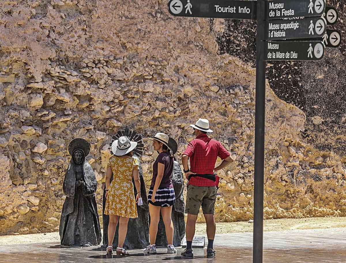 Grupo de turistas en Elche, ciudad que se libra del toque de queda, y con maletas por el Paseo de la Explanada de Alicante. | A. AMORÓS/J. NAVARRO