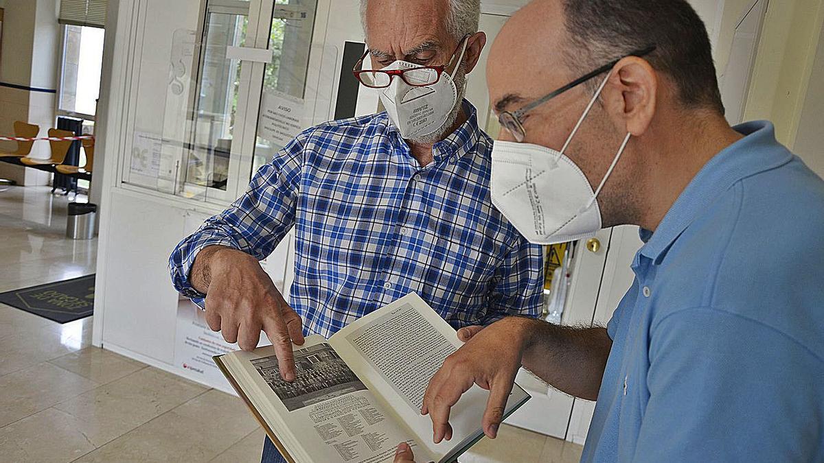 Los profesores de la UVigo, José Ángel Cid y Benjamín Macía, con el libro que coordinaron. |   // I.O.