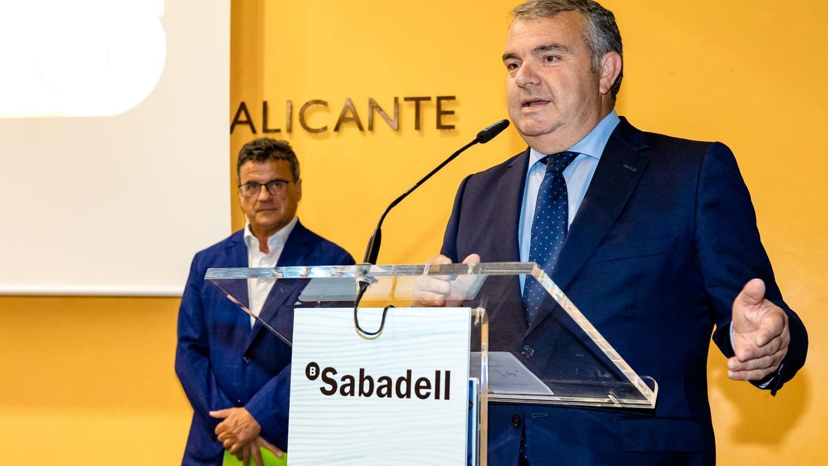 Fernando Canós, subdirector general y director Territorial Este de Banco Sabadell, fue el encargado de abrir el foro 4 Estaciones.