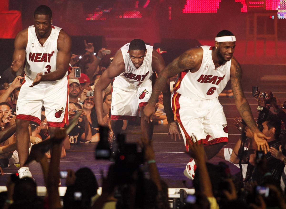 Wade, Bosh y LeBron, en su presentación como el nuevo 'Big three' de Miami, en plan estrellas del rock